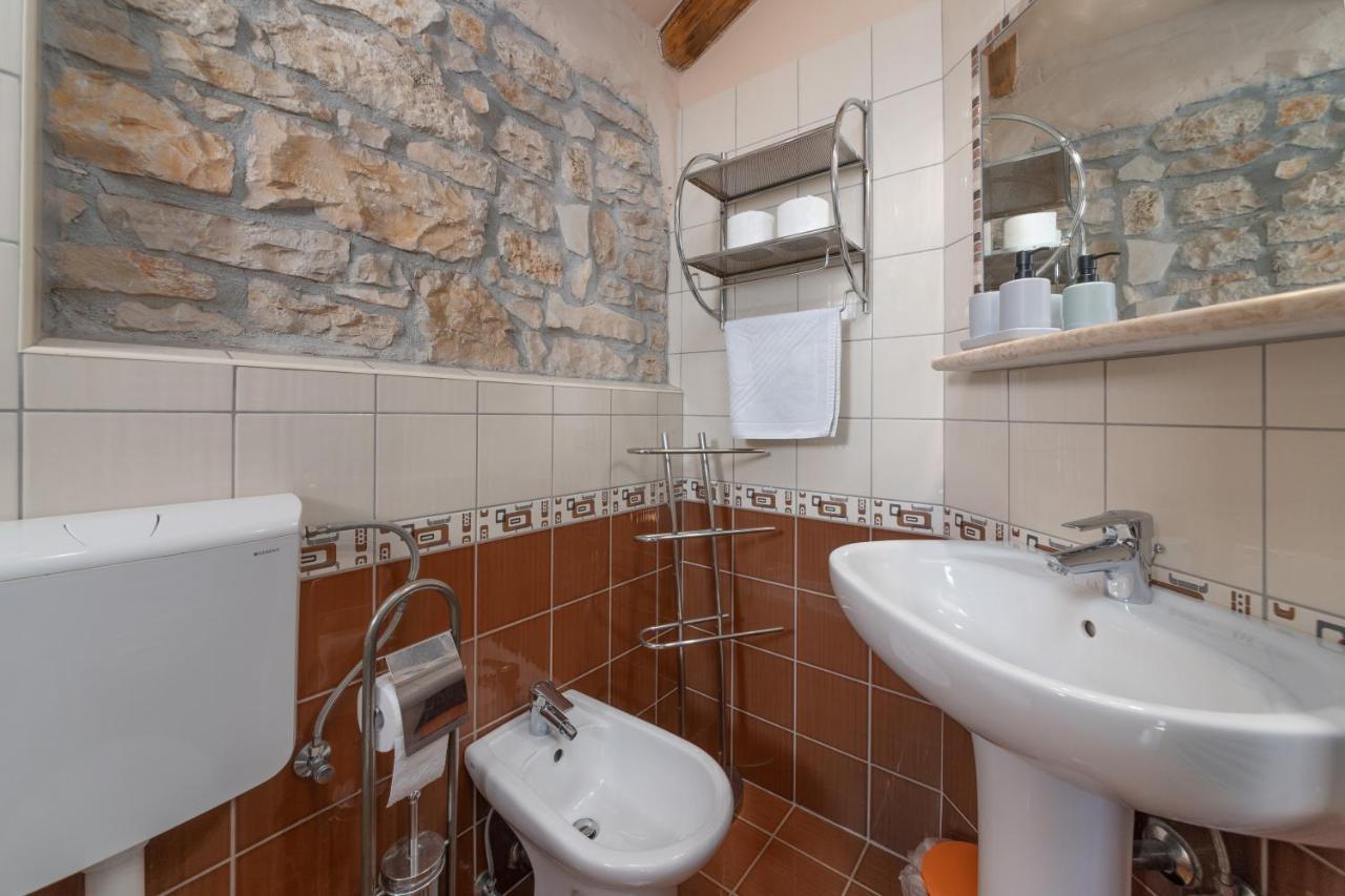 Villa Janko Sveti Lovreč Pazenatički Exteriör bild